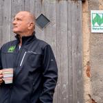 Naturland-Bauer steh vor seiner Hafer-Scheune